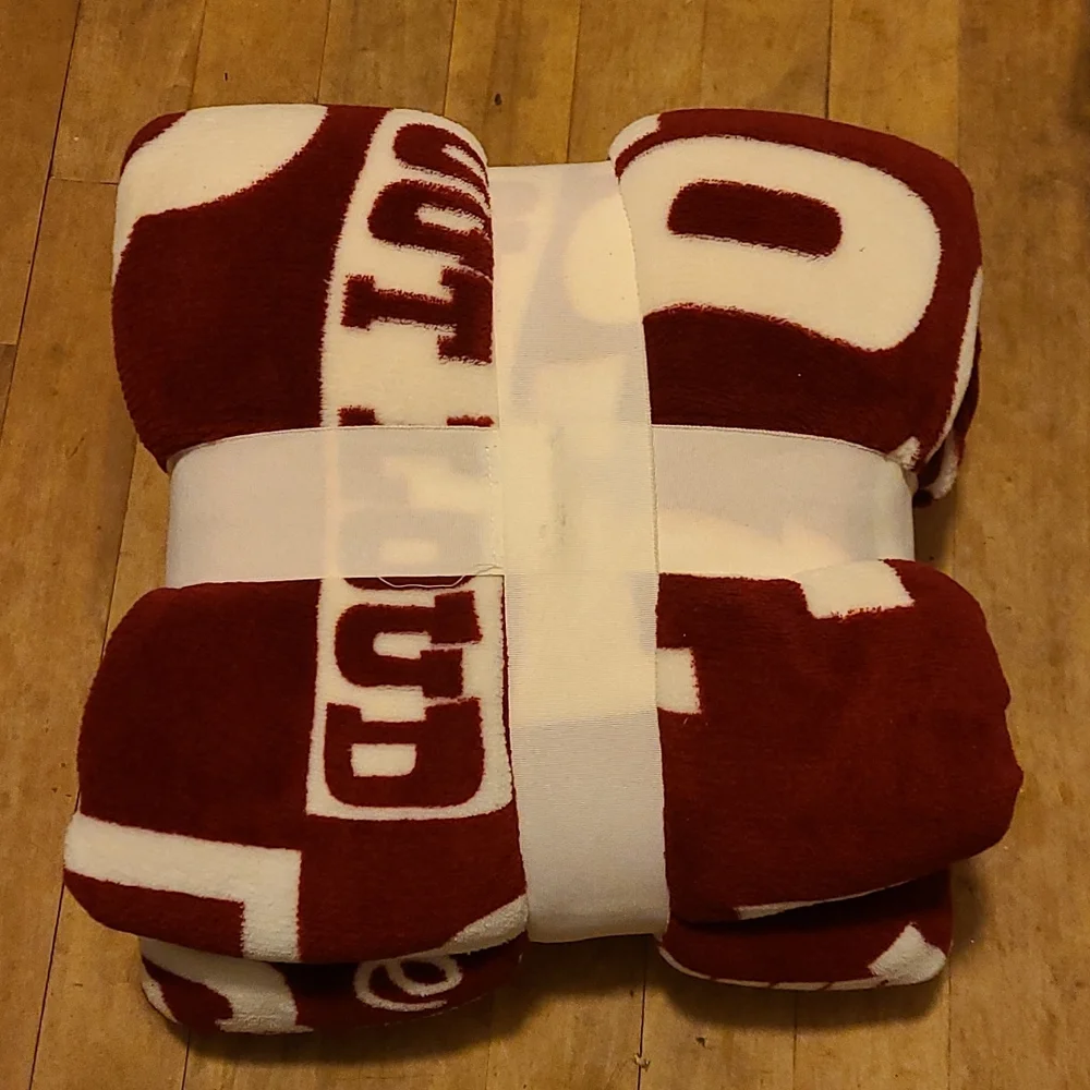 NWT Dog Attitude Microplush and Sherpa Blanket Red and White 50